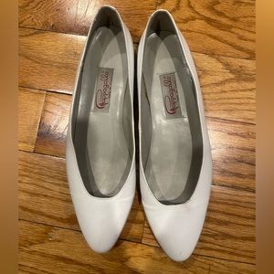 Pappagallo white flats